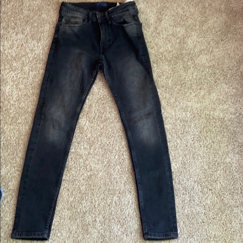 I am selling new jeans (never used)